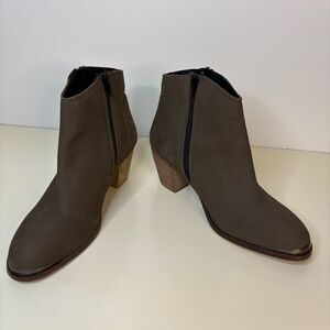 NWO Box Diba Womens Taupe Sequoia Suede Leather Block Heel Booties Size 8.5